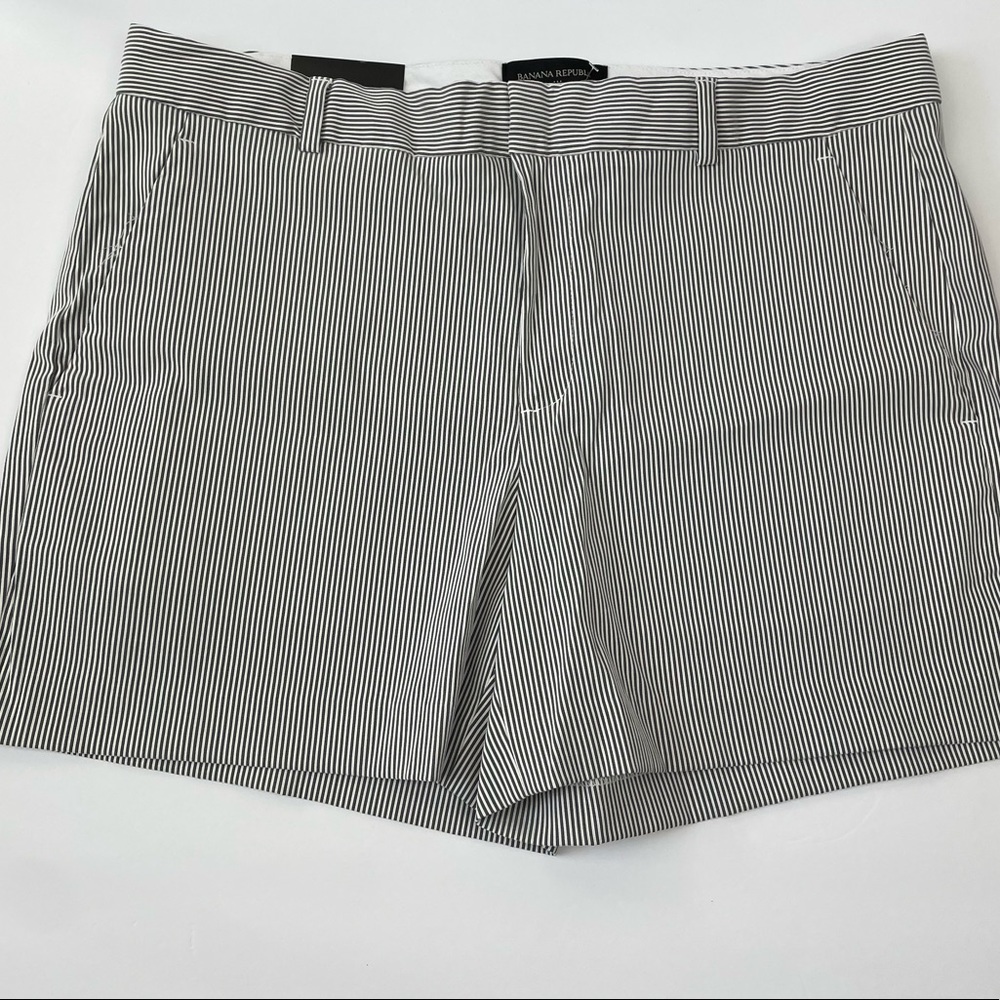 BANANA REPUBLIC 4” Inseam Mid-Rise Shorts NWT